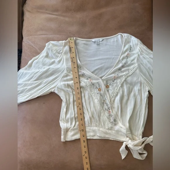 American Eagle Long Sleeve Boho Embroidered Floral Wrap Top Blouse Size Large - Picture 5 of 9